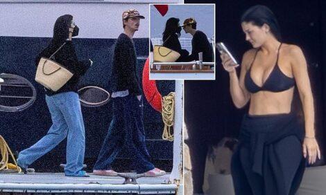 Sevgilinin bikinisini birlikte seçtiler