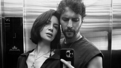 Ahu Yağtu ve Bora Cengiz’den romantik asansör pozu