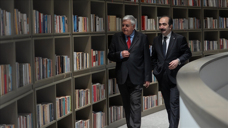 Prof. Dr. Özdemir dört bini aşkın kitabını TTK’ye bağışladı