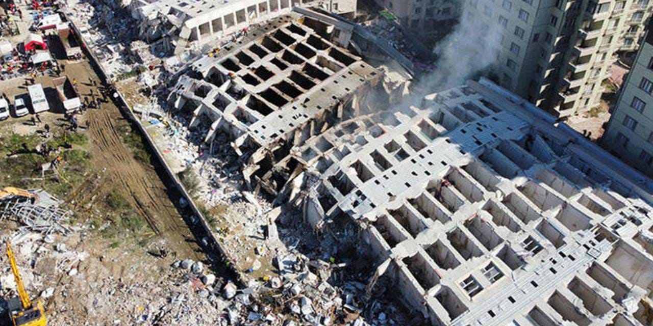 Depremin üçüncü yılında hâlâ eşini ve kızını arıyor