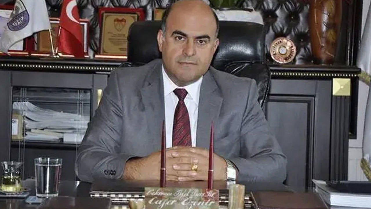 Oğlu eski belediye başkanını baltayla öldürdü