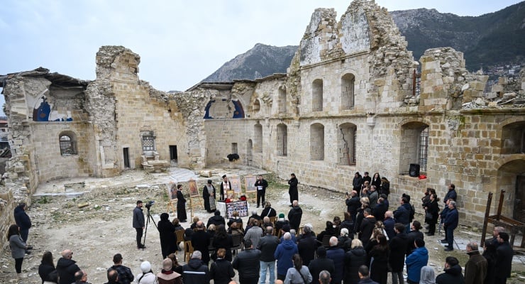 Üç yıl sonra bir ilk: Depremde ölenler yıkık Antakya Rum Ortodoks Kilisesi’nde anıldı