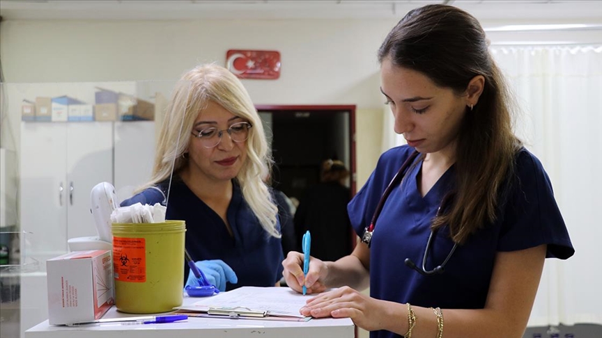 Doktor Ece Nur hemşire annesiyle omuz omuza çalışıyor