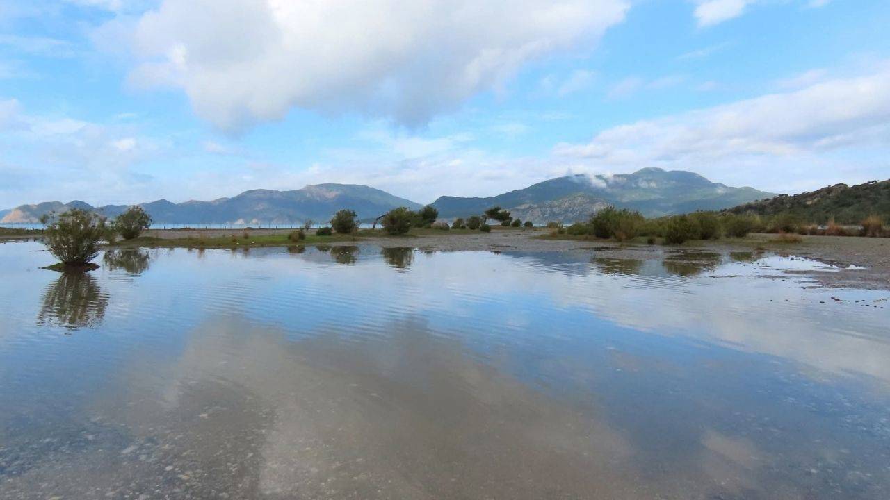 Gölün seviyesi yükseldi: Kenti su bastı