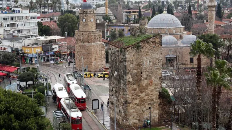 Tramvayın marifeti: İki bin yıllık burçlar çöktü çökecek halde