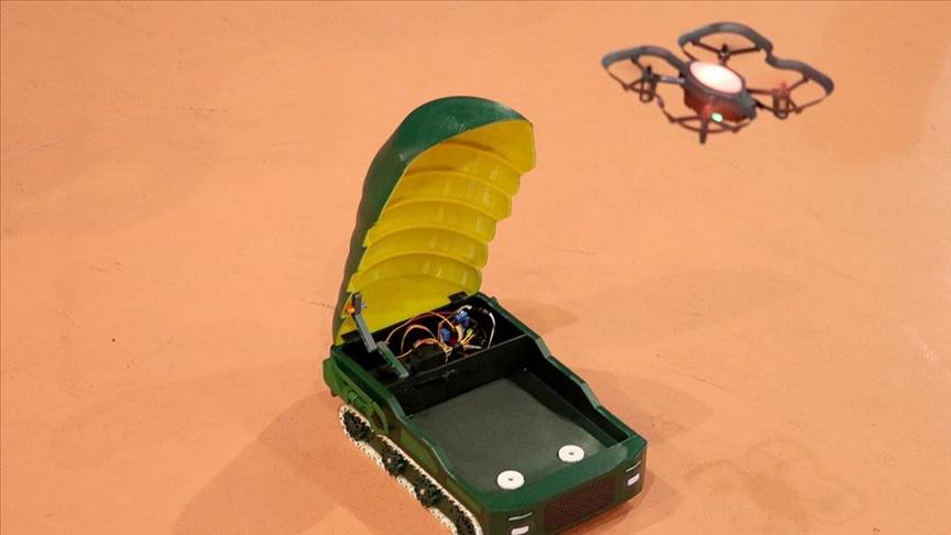 Liseliler tırtıl gibi ilerleyip gövdesindeki dronla alan tarayan robot yaptı