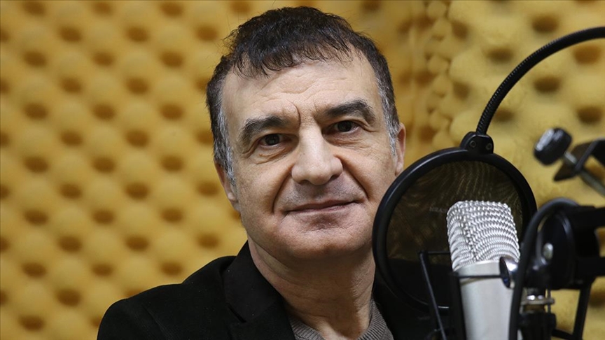 Gündüz hastanede Prof. Dr, gece radyoda ‘her telden’