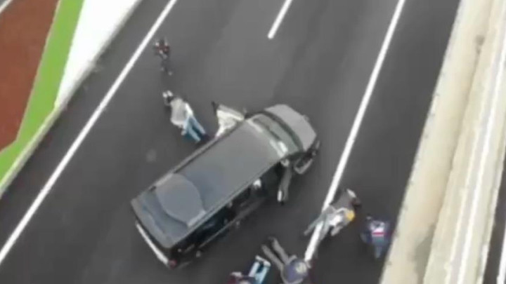 Silah zoruyla evine girip yüz tanıma sistemiyle hesabından para çektiler