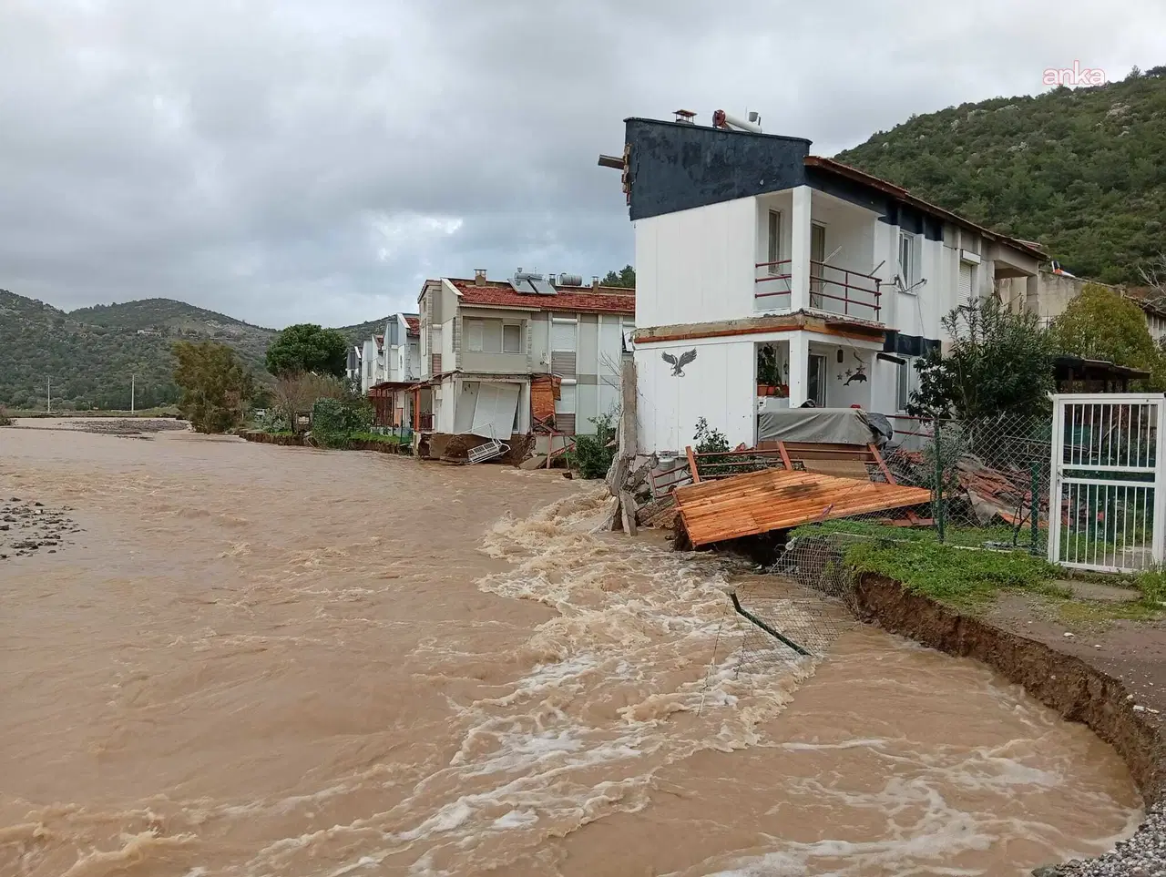 Karaburun Belediye Başkanı: DSİ barajın kapaklarını açtı, dere yatağı taştı