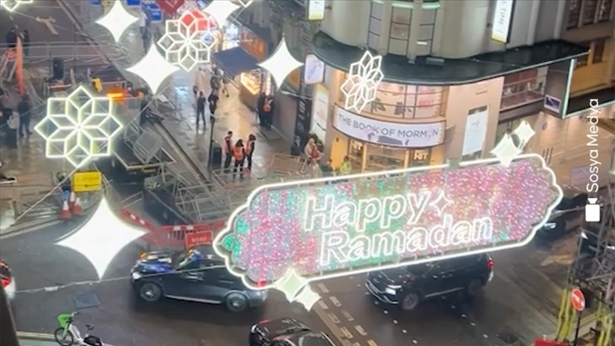 Londra’nın ünlü caddesi Ramazan için süslendi