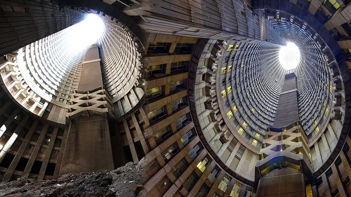 Dikey şehir: 54 katlı dev boşluğun etrafında binlerce insan yaşıyor