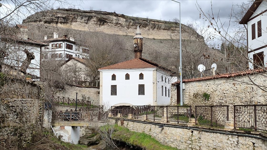 Altından dere geçen cami: ‘Kaçak Cami’ ve bir hikayesi var