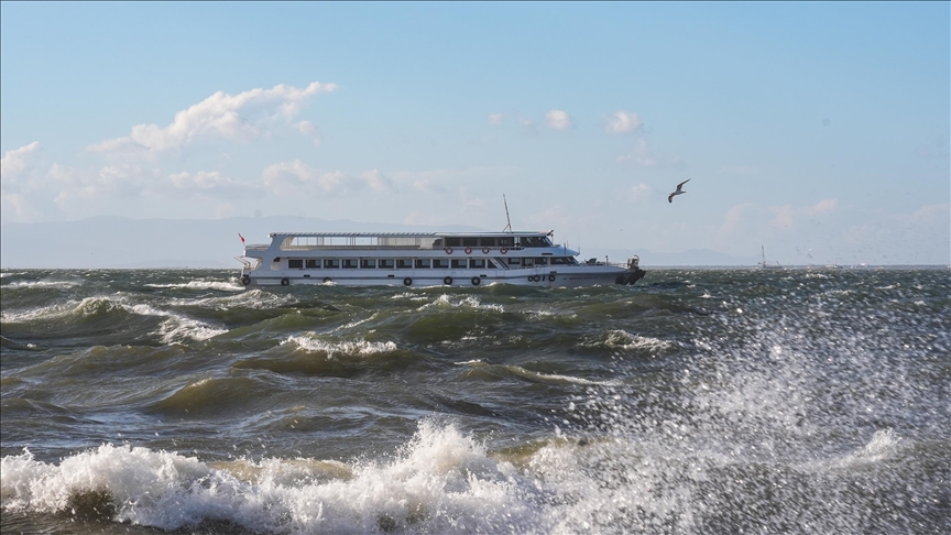 Körfezde deniz taştı, vapur seferleri iptal edildi