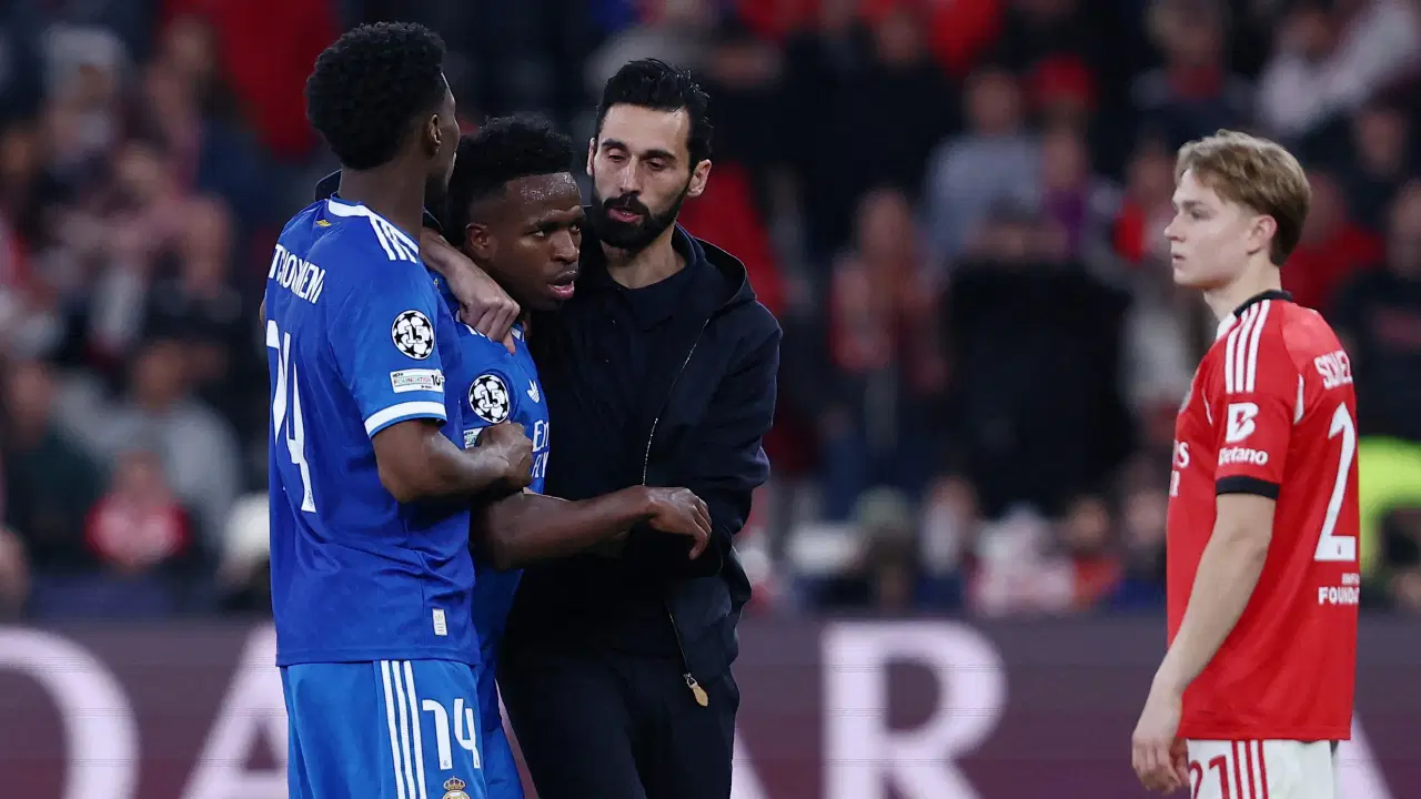 Vinicius Junior’dan büyük tepki: Benfica – Real Madrid maçında saha karıştı!