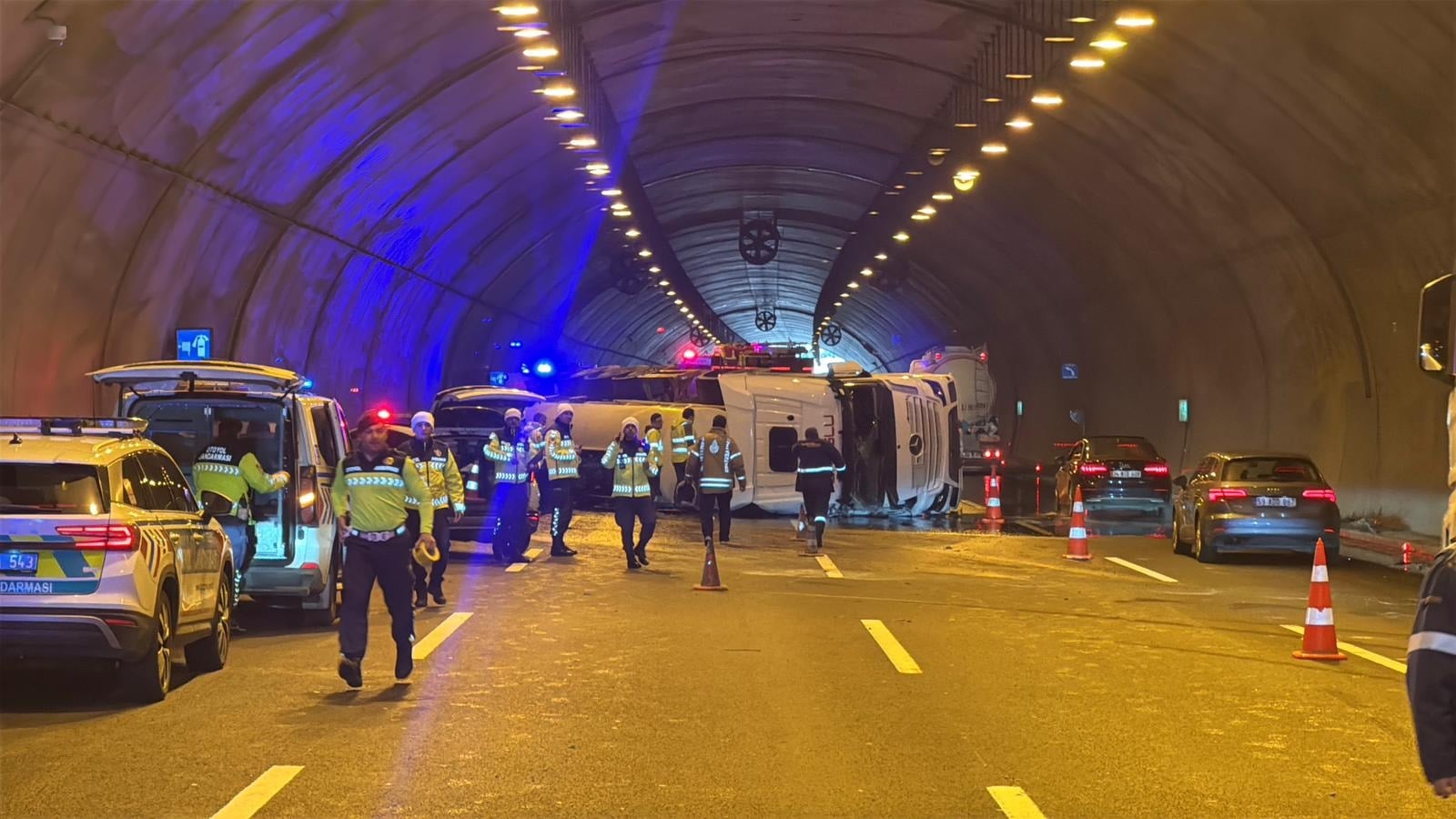 Yürekler ağıza geldi: Tünelde tanker devrildi