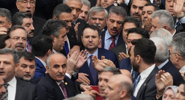 Gürlek: Klavye delikanlılığı yapan açık kimliğiyle yapacak