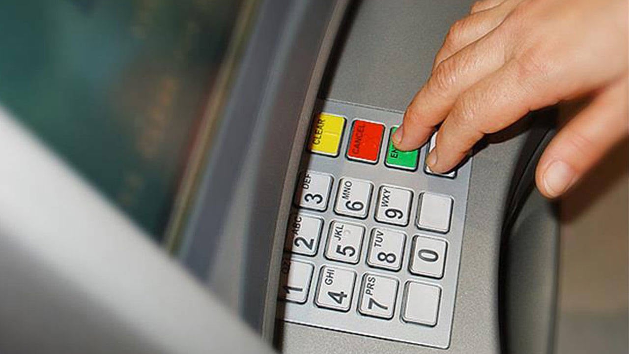 Para çekemediği ATM’yi balyozla dövdü