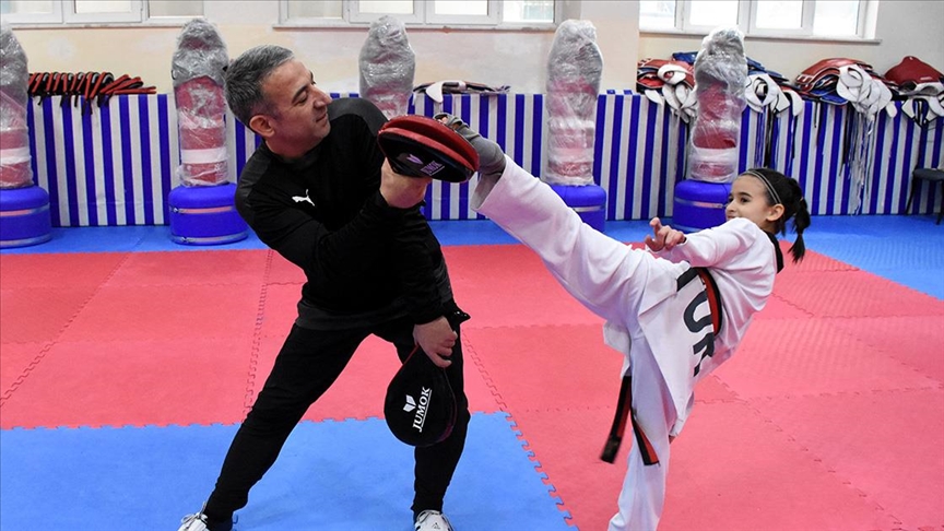 Tekvandocu baba-kız şampiyonadan altınla döndü