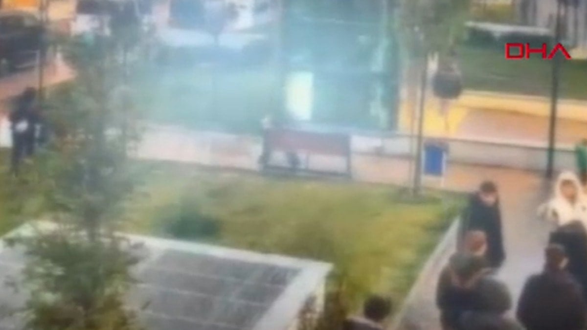 Metro çıkışında dehşet: Dayak yiyen çocuğu kurtarmak isterken defalarca bıçaklandı