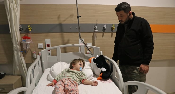 Baba ve kucağındaki 14 aylık kızı komşularının saldırısına uğradı: Bir kişi tutuklandı