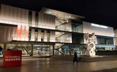 Modern Sanat Müzesindeki kokteylde işe yarayabilecek kısa sohbet konuları