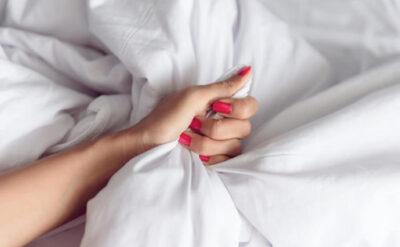 Orgazm taklidi yapıyordum… kocam duşta mastürbasyon yaparken yakaladı