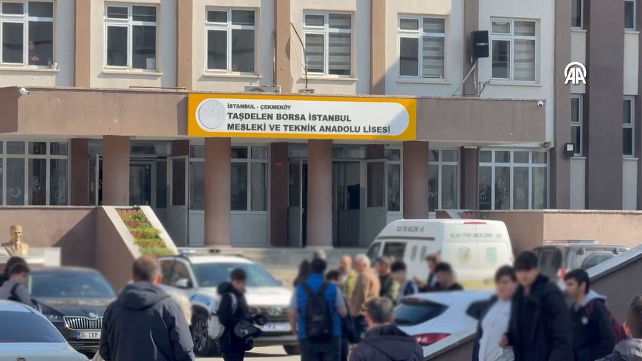 Lise öğrencisi iki öğretmenle bir öğrenciyi bıçakladı