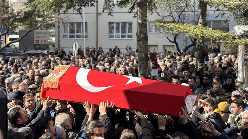 Fatma Nur öğretmenin tabutunu binlerce öğrenci omuzladı