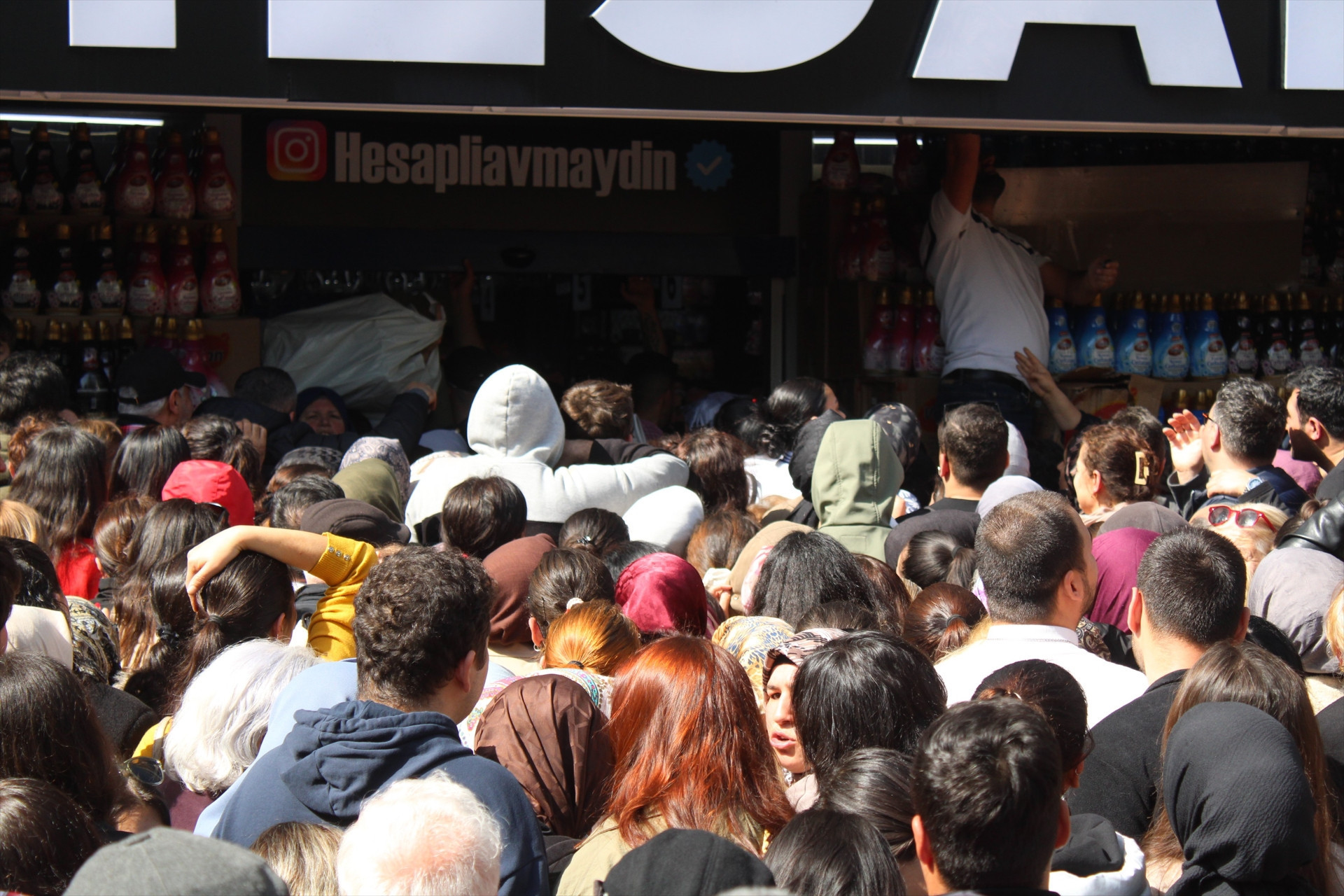 Aydın’da indirim izdihamı! Ezilenler ve bayılanlar…