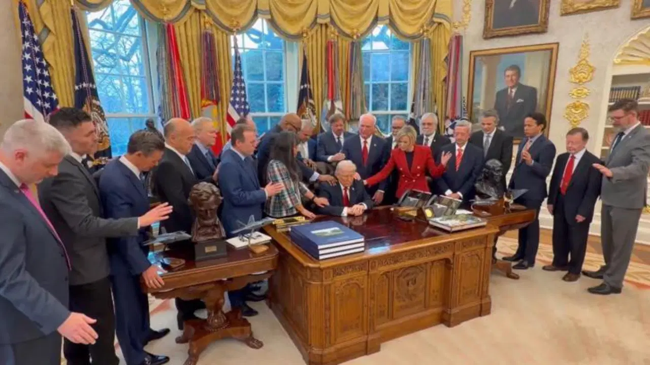 Oval Ofis’te Trump için toplu dua seansı…