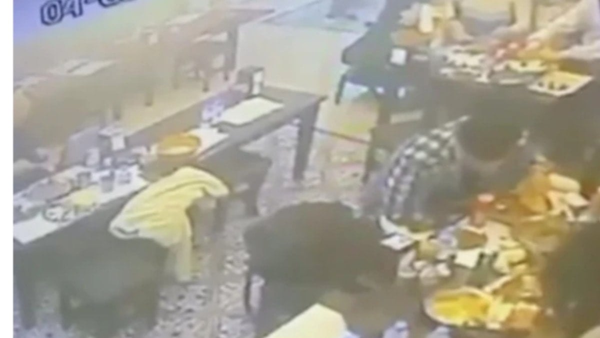 Fıkra değil gerçekten oldu: Yemeğin içinde böcek vardı, böcek müşterinin dudağını ısırdı