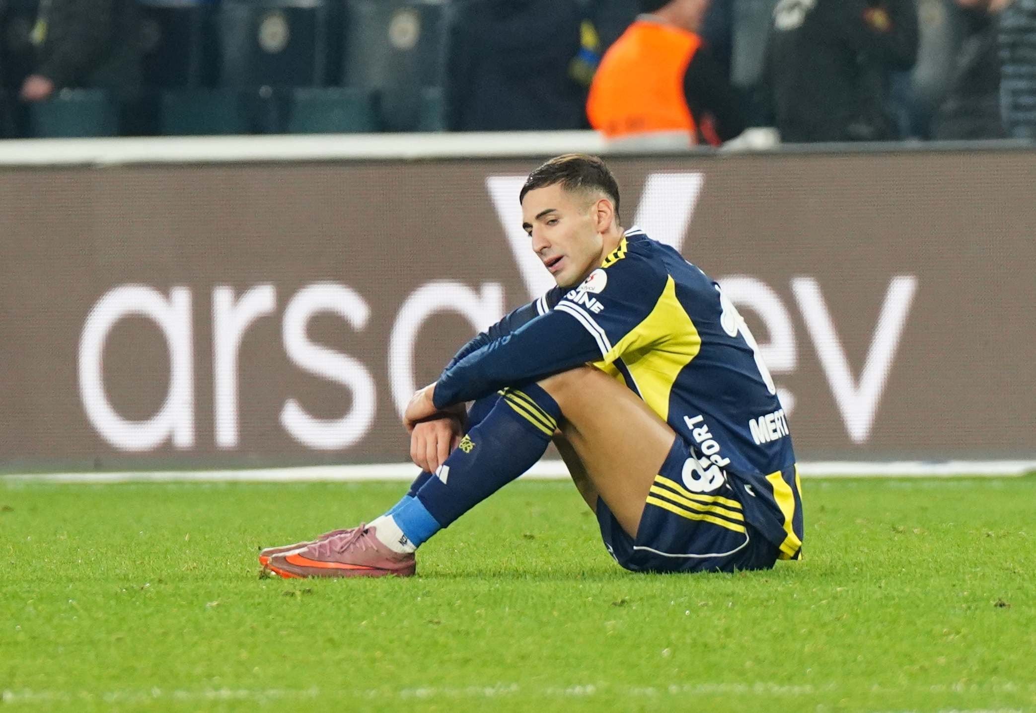 Fenerbahçe’de nişanlı krizi: Mert Müldür taraftara tepki gösterdi