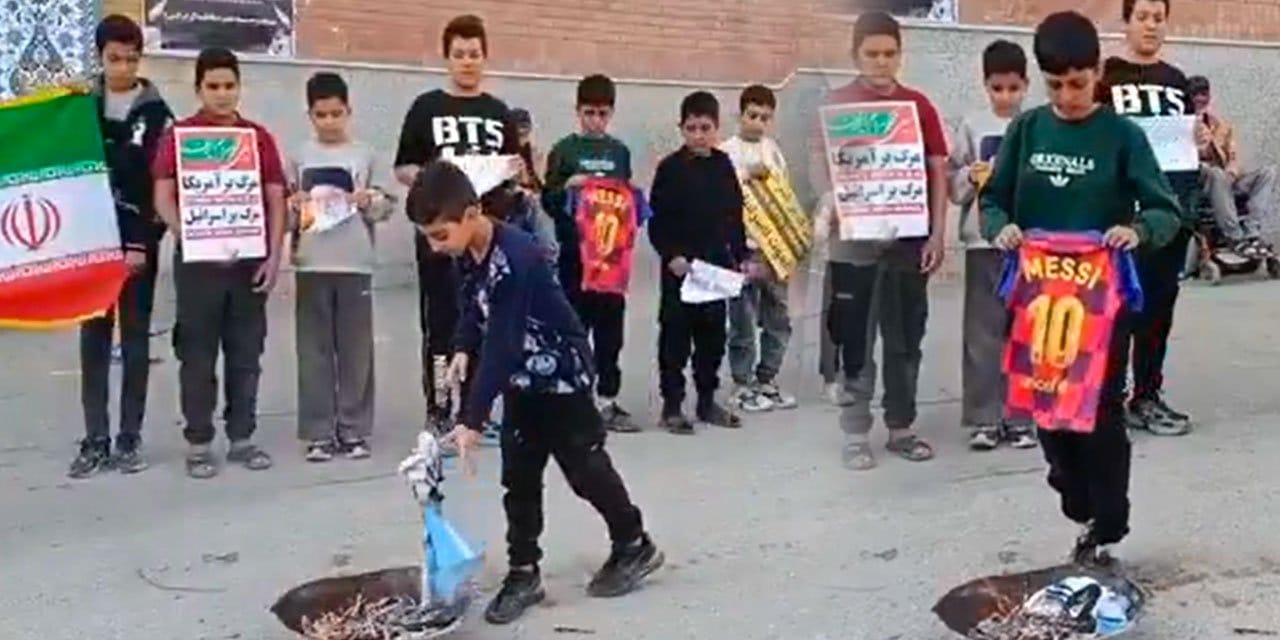 İran’da Messi depremi: Formalar tek tek yakıldı