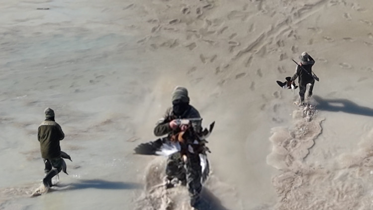 Filmini bile aştılar: Drona ateş açtılar, ata binip kaçtılar