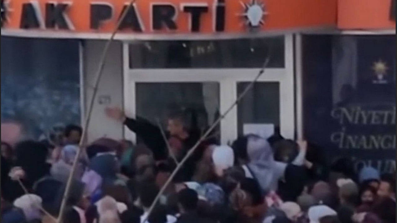 Utanç verici bir durum: Osmaniye’de halk Ak Parti’nin kapısına neden hücum etti?