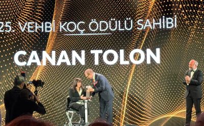 Vehbi Koç töreninde bir sanatçı iki metafor cümleyle bir salonu nasıl fethetti