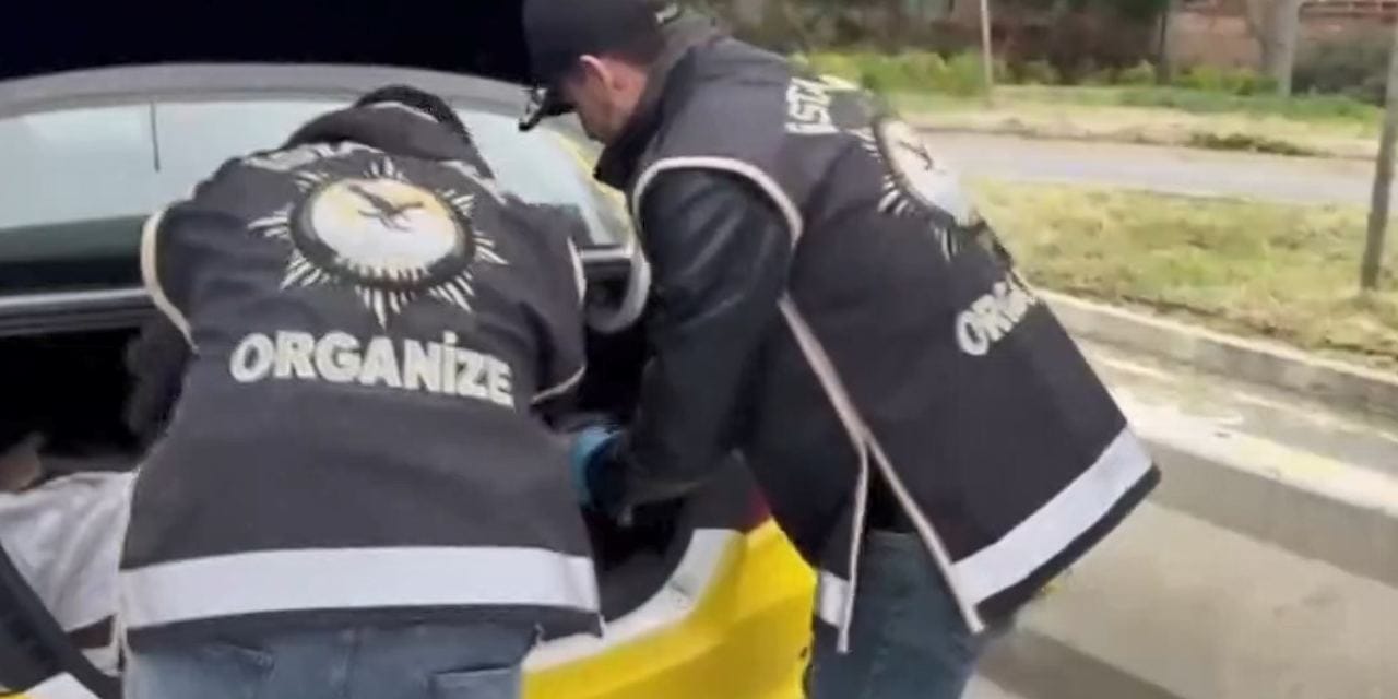 Taksi bagajında yüzü aşkın tabanca ve silah aksamı ele geçti