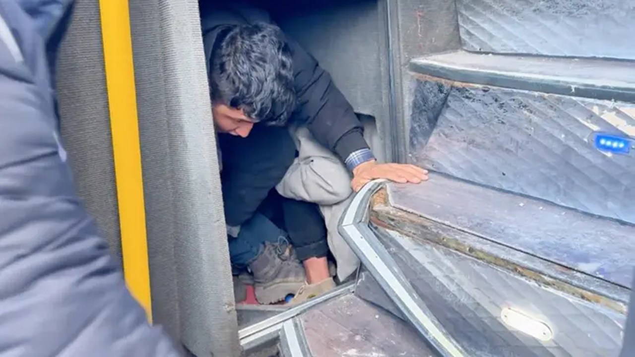 Otobüs bomboştu, ama bagajından 53 kaçak göçmen çıktı