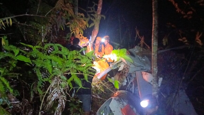 Endonezya’da helikopter düştü: Sekiz kişi hayatını kaybetti
