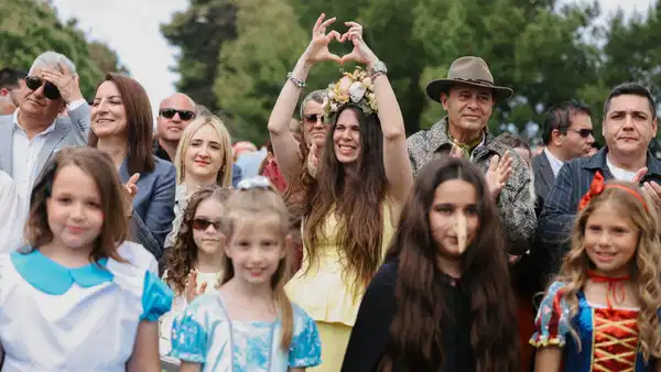 15. Uluslararası Alaçatı Ot Festivali’nin görkemli korteji ve 23 Nisan gururu bir arada