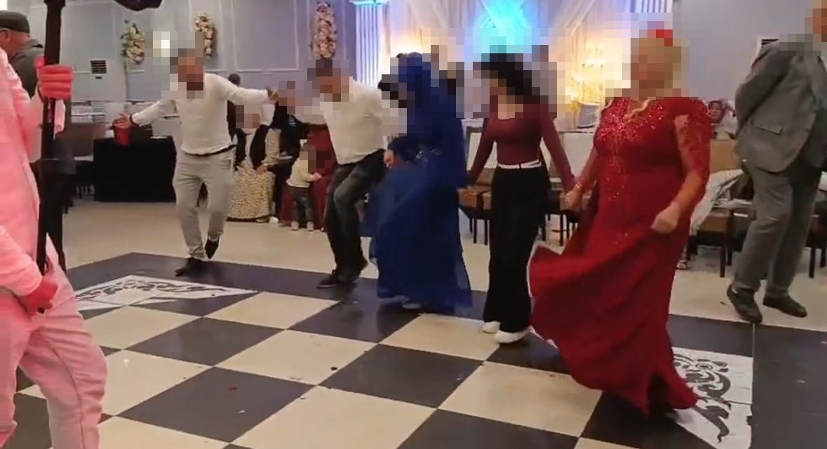 Boşanacağı eşinin altınlarıyla sevgilisine düğün yaptı