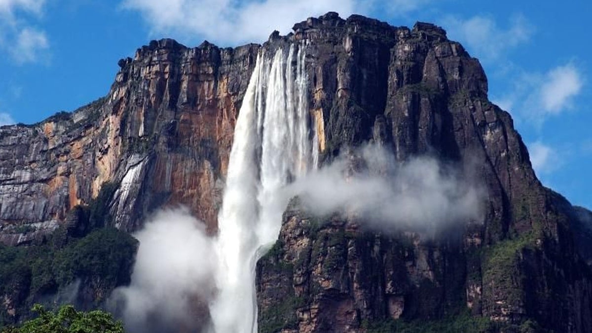 Su yüzlerce metreden düşerken buluta dönüşüyor