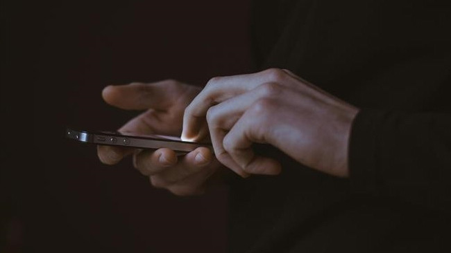 Telefonuna gelen reklamı kapatmak isterken dolandırıldı