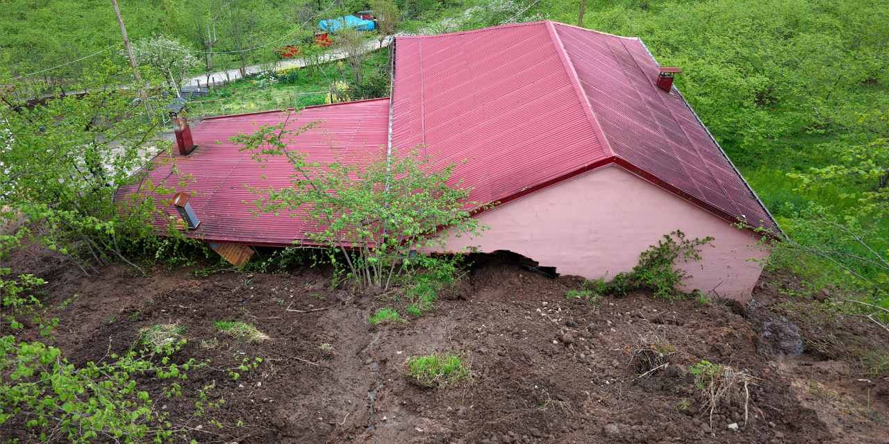 Misafirliğe gitti, hayatı kurtuldu: O yokken evi çöktü
