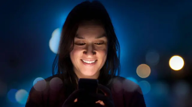 ‘Mavi ışık uykuyu mahveder’ efsanesi: Hayır telefonunuzdaki ışık değil içerik uykunuzu kaçırıyor!