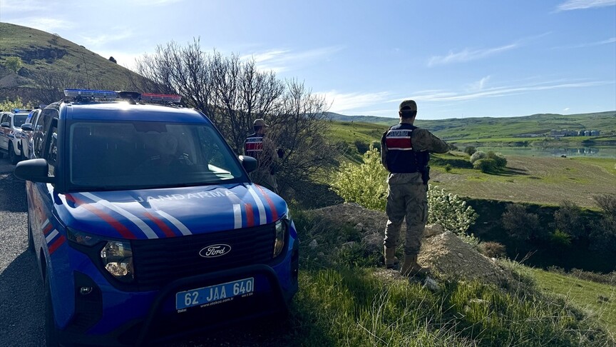 Jandarma dağ taş Gülistan’ın cesedini arıyor
