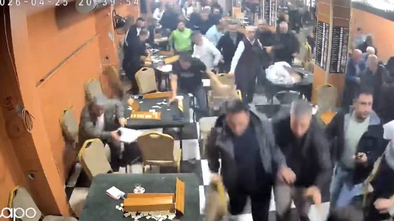 Sultangazi’de araçtan çıkan müzik sesi kahvehanenin camını titretti; müşteriler deprem sanıp kaçtı