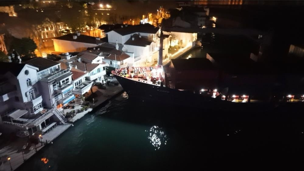 Boğaz’da faciaya kıl payı! Gemi, yalıya metreler kala karaya oturdu