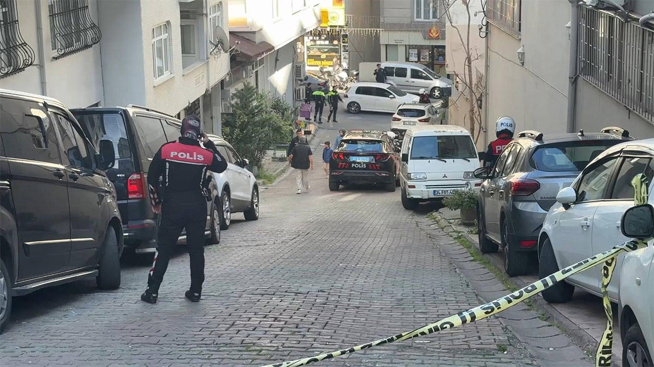 Okul polisinin açtığı uyarı ateşi kaldırımdaki yurttaşa isabet etti: Durumu ağır