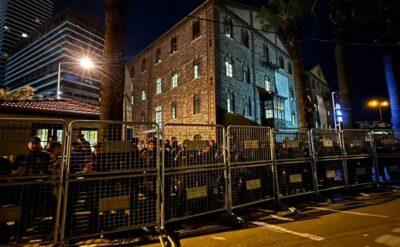 Meslek Fabrikası’na şafak baskını: Yüzlerce polisle zorla tahliye